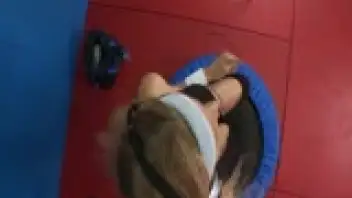 Julia Ann tiene sexo en el gimnasio