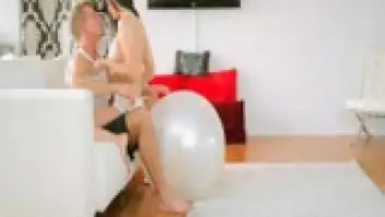 Kendall Karson im Hundestil auf einem Ball
