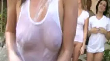 Un concurso de camisetas mojadas se convierte en una orgía.