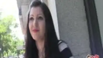 Elle accepte de baiser pour du fric