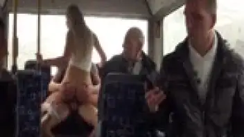 Lindsey Olsen démontée dans un bus