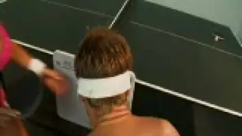 Holly Halston spielt Tischtennis und knallt ihre Gegnerin...