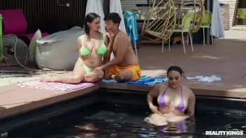 Hailey Rose und Carmela Clutch wärmen sich für diesen Kerl am Pool auf